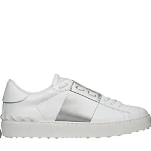 Valentino Open sneakers vit/silver - Säljer ett par Valentino Open sneakers i vitt skinn med en bred silverfärgad rem över mitten. Skorna har klassisk rund tå, snörning och den ikoniska nitar-detaljen på sulan. Perfekta för dig som gillar stilrena men ändå unika sneakers.