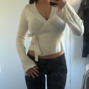 Stickad omlott tröja  - Stickad omlott tröja från Gina tricot i storlek XS, använd men fortfarande i bra skick! 