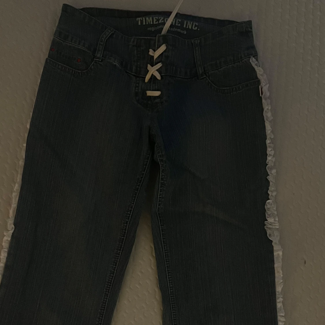 Jeans med spetsdetaljer - 3