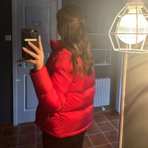 Puffer jacket - Tommy hilfiger - Super super fin puffer jacket som tyvärr ej har kommit till användning! Fin röd färg och i riktigt fint skick, som ny! Storlek xs och passar xs/s beroende på hur man vill att den ska sitta! Säljer den nu för 500kr. Hör av dig vid frågor och funderingar🤗