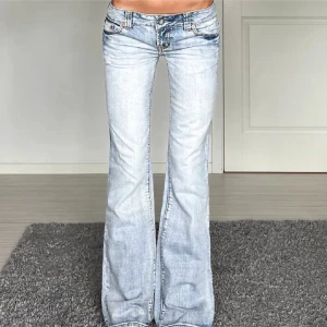 Jeans - Intressekoll på dessa SUPERSNYGGA JEANS!💕💕Lånade bilder! Funderar på att sälja de för att de inte passar. Midjemått: 39cm rakt över, innerbenslängd: 79cm 💕
