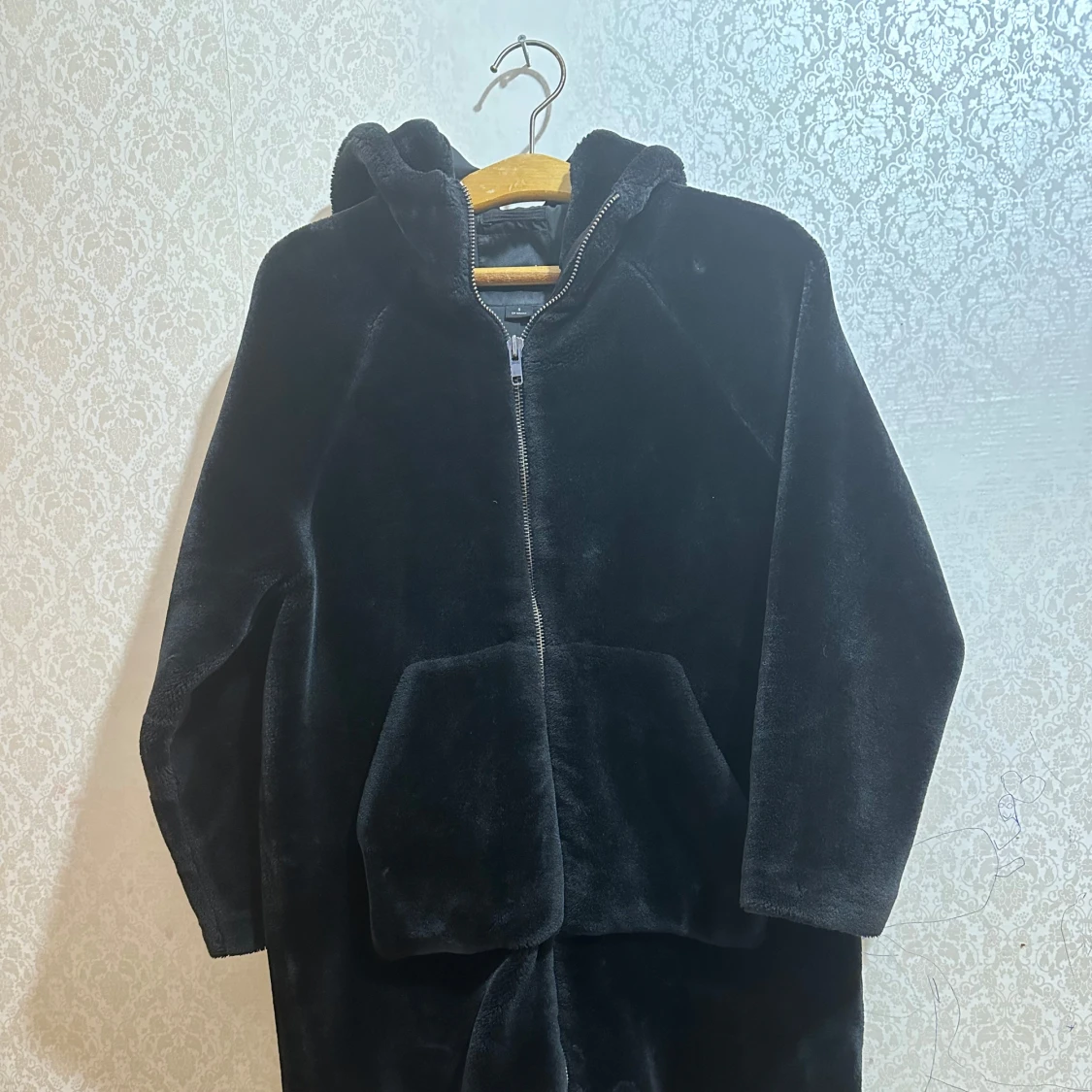 Svart teddyjacka med huva och dragkedja - 1