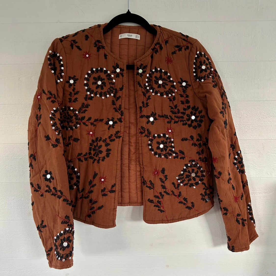 Broderad brun quiltad jacka från MANGO