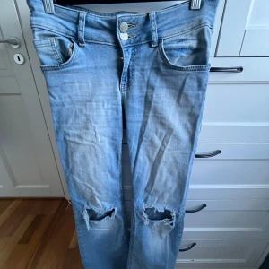 Ljusblå Nelly Jenas Stl 36 - Säljer dessa fina ljusblåa Nellys jeans med hål på knäna!! I Stl 36. Har töjt sig vid användning något, därför villig att diskutera pris!!