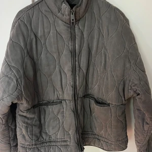 Zara quiltad jacka - Zara grå quiltad vadderad jacka, den är endast använd ett fåtal gånger och är i nyskick. Det är storlek M