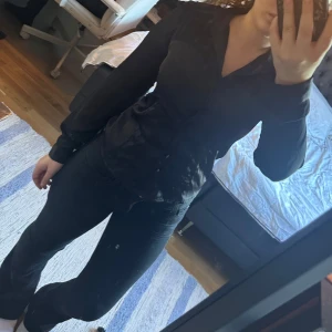 Svart figursydd skjorta  - Svart skjorta. En av knapparna saknas men medföljer påse med extra💕