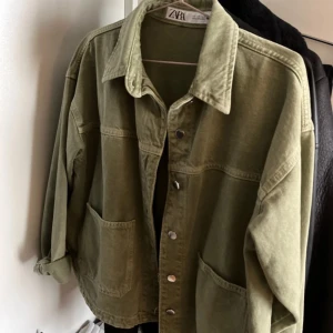 Olivgrön overshirt från Zara - Olivgrön overshirt från Zara använd en gång . Är i nytt skick 