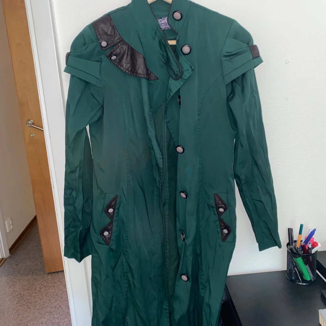 Grön lång trenchcoat med svarta detaljer