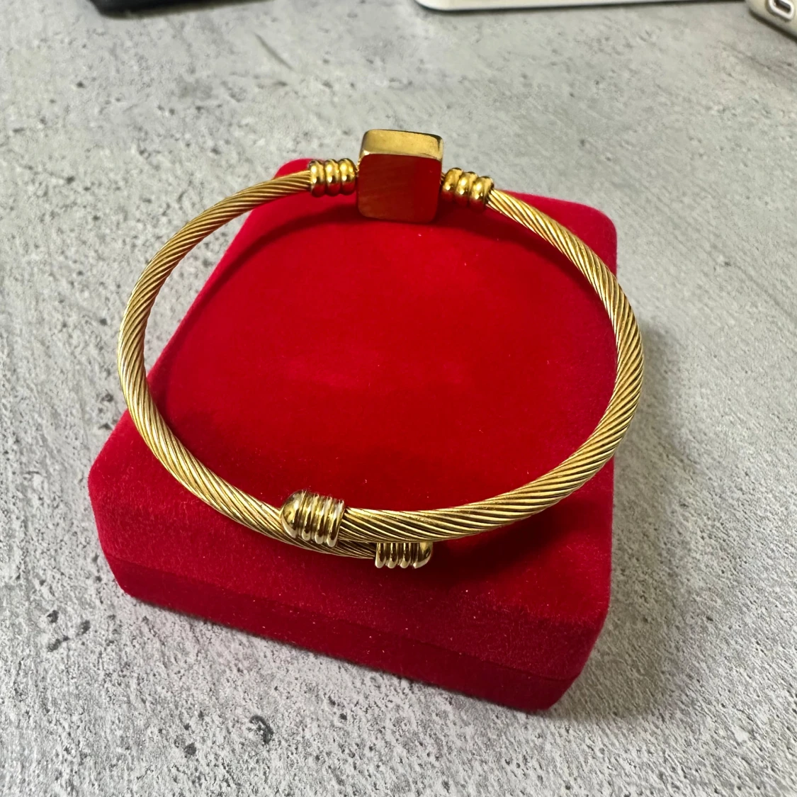 Guldfärgat armband med svart sten - 3