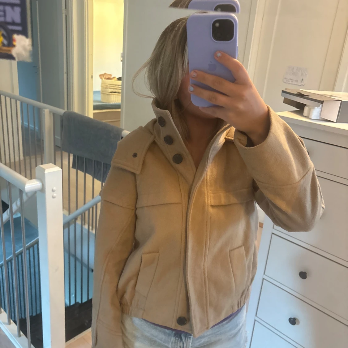 Beige jacka med huva och knappar - 2