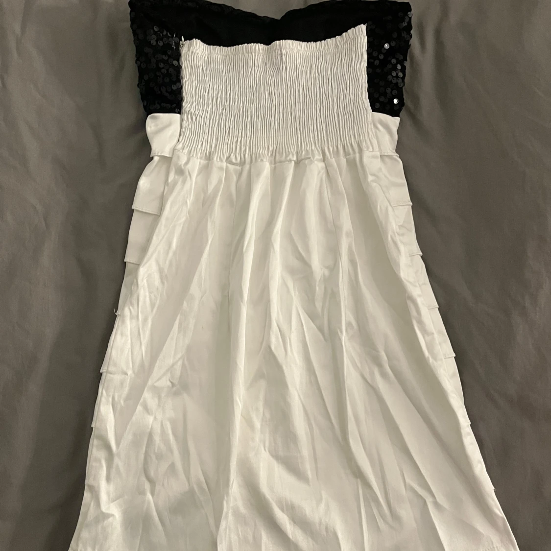 Svartvit axelbandslös paljettklänning - 2