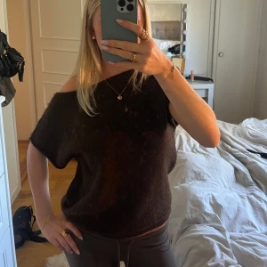 Mörkbrun offshoulder stickad topp - Säljer en mörkbrun stickad topp från Nelly. Stolek M men liten i storleken skulle jag säga. Använd en gång och helt slutsåld på nellys hemsida!💕