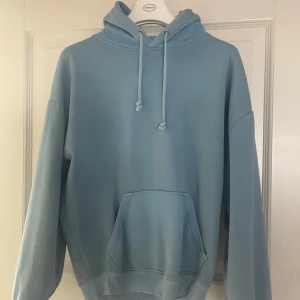 Hoodie  - Fin blå hoodie från bik bok 