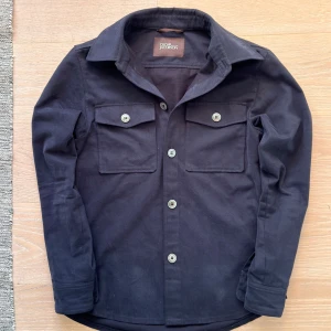 Oscar Jacobsson Overshirt - Snygg overshirt från Oscar Jacobsson, perfekt nu inför hösten! Är i mycket bra skick och sitter som en small. Hör av er vid frågor eller prisförslag!
