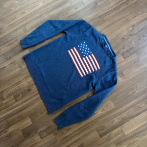 Gant USA stickad tröja  - Tja! Säljer en as fet usa tröja från gant. As fet mellan blå färg har inte sett nån annan rocka de. Storlek M sitter som en S. Hör av dig om du har nån fundering! 
