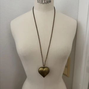 Långt halsband med stort hjärthänge - Antik stil. Krimskrams. Halsband. GRATIS om du köper något annat av mig. Hämtas i Hägersten om du vill slippa frakt. Var även uppmärksam på när Plick erbjuder fraktfritt ibland på dyrare plagg. Följ mig gärna. Har mycket att lägga ut i olika storlekar! 