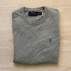 Ralph Lauren Tröja - Schysst tröja från Ralph Lauren i väldigt fint skick. Hör av er vid frågor eller prisförslag!