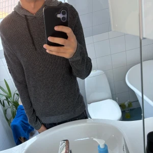 Jack and Jones stickad hoodie  - Tja! Säljer en fet stickad hoodie rån Jack and Jones . Skönt material och feta detaljer. Hör av dig om du har nån fundering! 