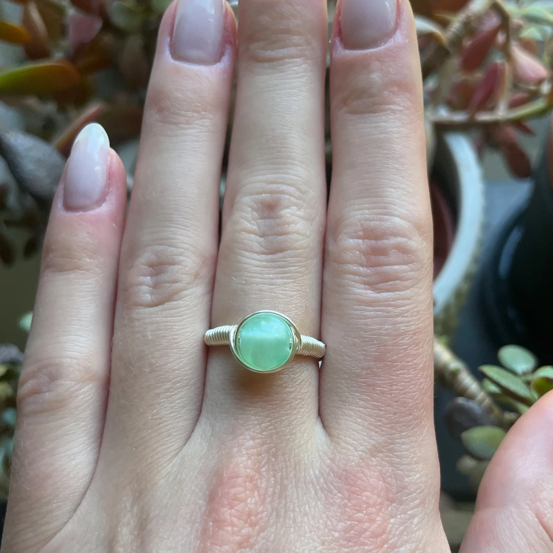 Silvrig ring med grön sten