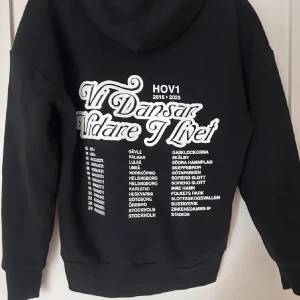 HOV1 MERCH HOODIE - ✨ HOV1 Limited Edition ✨ Exklusiv tröja från HOV1:s sista turné – ett måste för samlare och fans! Storlek S, i perfekt nyskick, endast testad och sedan varsamt förvarad. Kommer från ett rök- och djurfritt hem.  📦 Kan skickas eller hämtas efter överenskommelse. 💌 Skriv vid intresse – snabb och trygg affär utlovas!