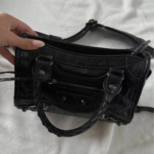 City bag vintage svart  - Jättefint skick, bandet medföljer