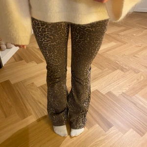 Super snygga leopard jeans ifrån Nelly! - Säljer dessa super snygga  leopard jeans i storlek 36🥰 De är lågmidjade bootcut. Jeansen är från Nelly men är helt slutsålda! De är i super fint skick då jag endast använt dem två gånger och säljer eftersom de tyvärr blivit försmå!💕 Nypris: 699kr! 