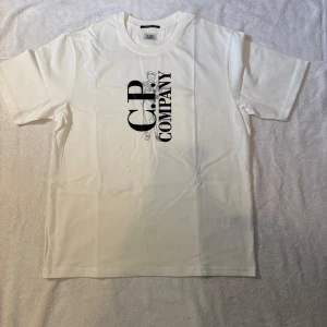 Vit C.P. Company t shirt - Oanvänd CP company t shirt från the Metropolis series . Kommer i cp company påse. Kan mötas upp i Stockholm eller skickar samma dag/dagen efter. Storleken är M och passar bra på modellen som är 179 65kg.  