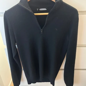 J.Lindberg Merino blend half zip - Säljer denna goa half zippen från Lindeberg. Riktigt snygg och fint material. Nypris ligger på 1lax. Passar perfekt för dig som är runt 180cm/normalbyggd. Bra skick inga konstigheter! + fett laidback