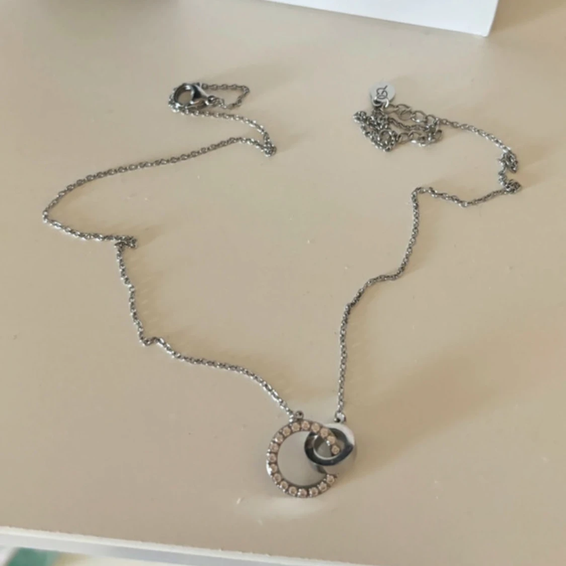 ”Eternal Orbit Necklace” från Edblad! Halsband i silver färg stål pärlor berlock hjärta