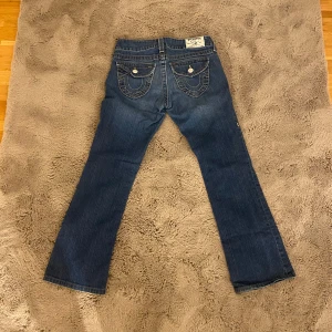 True Religion blå bootcut jeans - Midjemått rakt över:39cm Innerbenslängd: 73cm Storlek 28 i true religions mått Jätte fint skick på dem