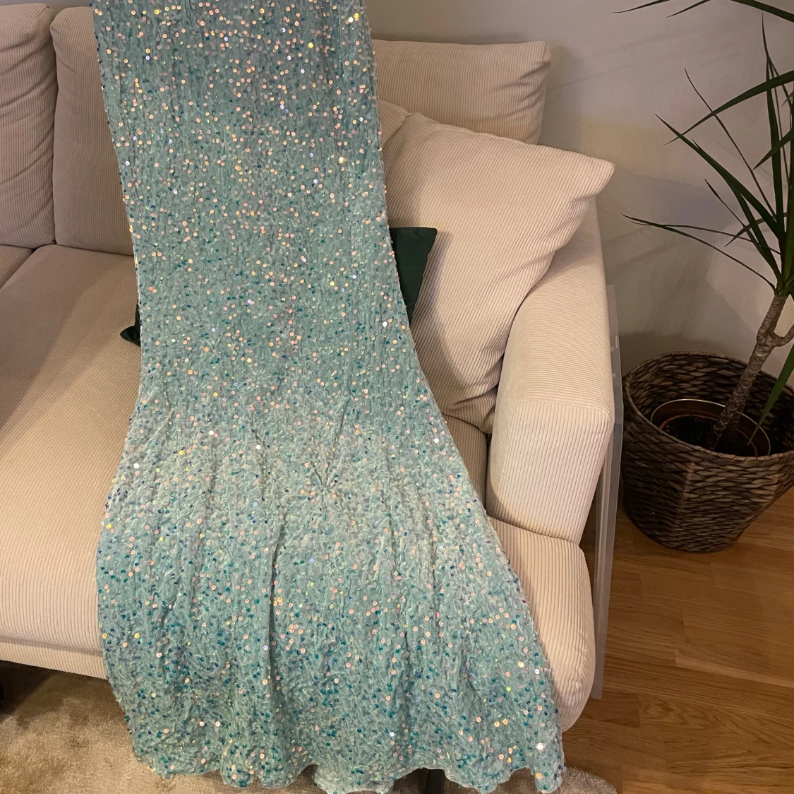 Ljusblå långklänning med paljetter - 1