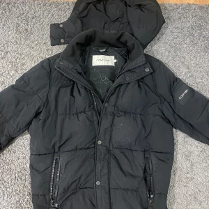 Calvin Klein puffer jack - Har använt några gånger i bra conditon, finns kvitto av jackan och är M