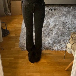 Svarta bootcut jeans från Pacific Republic - Svarta jeans från Pacific Republic i bootcut-modell med medelhög midja och otroliga detaljer med sömmar på benen.