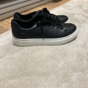 Svarta sneakers från Wera i skinn - Säljer ett par svarta sneakers från Wera i storlek 38. Använda en gång så de är i mycket bra skick.