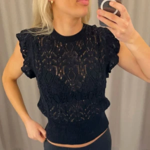 Svart stickad blus med volangärm - Svart stickad blus från lindex. Inte använt🥰