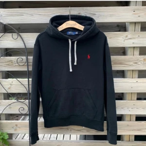 Ralph Lauren Hoodie  - Säljer denna feta Hoodie från Ralph Lauren. Storlek S, passar mer som en XS eller stor XXS. Använd men i bra skick. Hör gärna av er vid funderingar🙌