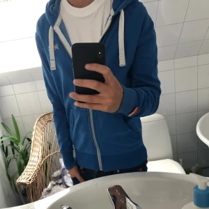 Superdry hoodie  - Tja! Säljer en as fet hoodie från Superdry. Otroligt skön och jätte bra passform. Hör av dig vid minsta fundering!