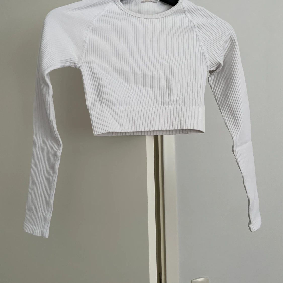 Vit ribbad croppad topp från Aimn - 1