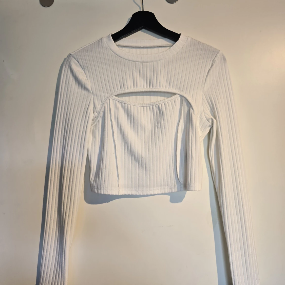 Vit ribbad croppad långärmad topp