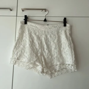 Spets shorts - Vita spets shorts med dragkedja bak. Går att vika ner till lågmidjat om man vill ha dom så 🥰 