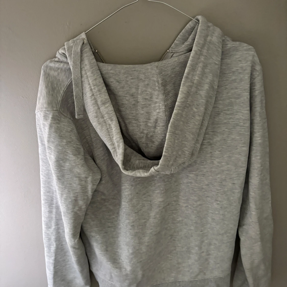 Ljusgrå hoodie från Bondelid  - 2