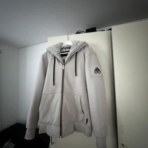 Moose knuckels tjocktröja  - Säljer en moose knuckels tröja eftersom när jag köpte den va den för liten och använt den.