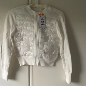 Vit ribbad jacka 146/152 - Snygg vit jacka aldrig använda då jag köpte fel storlek. Lappen är kvar. 