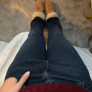 Mörkblå bootcut jeans från Wrangler - Snygga mörkblå jeans från Wrangler med klassisk bootcut-passform. Jeansen har fickor, tydliga sömmar och W-broderie på bakfickorna. Mycket bra skick, säljer då de inte kommer till användning. Stretchiga🤩💕 Nypris 900kr