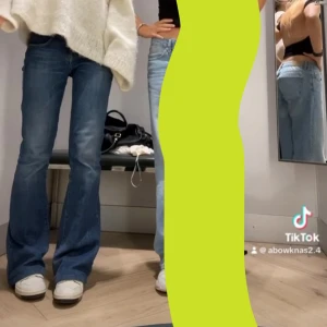 Diesel bootcut jeans blå W30 L32 - De har ett gummiband insytt i midjan så det passar midjemått upp till typ 42 cm rakt över. I benslutet är dom uppsydda och finns tecken på slitage men inget som påverkar looken 