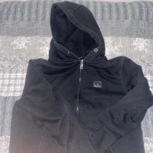 Svart hoodie, L( Storlek L - SAMMA DAG DU KÖPER SAMMA DAG JAG FRAKTAR