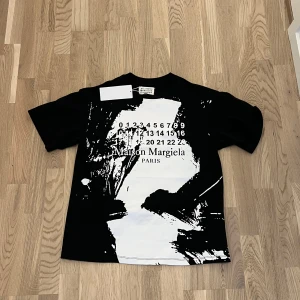 Maison margiela t shirt  - Riktigt snygg Maison margiela T-shirt. Väldigt unik och nyskick.