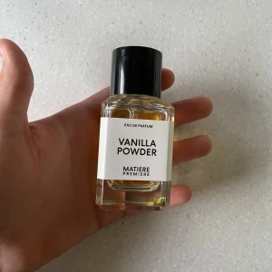 Vanilla Powder Eau de Parfum - Trendig parfym från Matiere Premiere med namnet Vanilla Powder. Snygg och stilren flaska, perfekt för dig som vill sticka ut med något unikt. Volym och ingredienser syns ej på bilderna. Ingen låda kommer med så att man vet och är beredd på det. Öppen för byten om någon skulle ha något annat att komma med. Tack