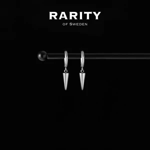 Spike Earring - Silver: Silverörhängen med nitar  - Otroligt snygga örhängen med nitar i rostfritt stål!! Örhängena är i fin silvrig färg och passar så bra för att piffa upp en outfit och lägga till en extra detalj🪽Likt alla andra våra smycken tål dessa örhängen vatten och håller sitt glans länge!! Vid frågor eller funderingar - välkommen att skriva till oss🪽