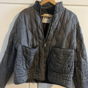Grå quiltad jacka från Zara - Superfin från Zara som är slutsåld, har använd några gånger men sparsamt🥰